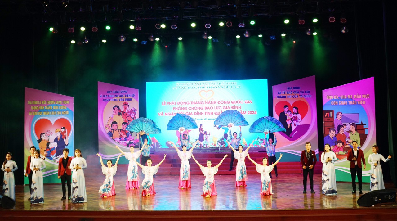 Chương tr&igrave;nh nghệ thuật hưởng ứng Th&aacute;ng h&agrave;nh động quốc gia về ph&ograve;ng, chống bạo lực gia đ&igrave;nh - Ảnh: C.N